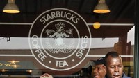 Logo Starbucks pertama di dunia ini masih dipertahankan seperti dulu ketika pertama kali dibuka tahun 1971. Warnanya bukan hijau, melainkan cokelat. 