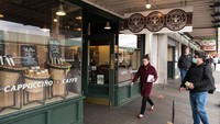 Berbagai merchandise di sini juga dibuat dengan desain dan logo autentik. Nuansanya bukan yang modern atau kekinian, tapi justru inilah yang jadi ciri khas Starbucks di 1912 Pike Place.