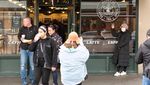 Ini Suasana Gerai Starbucks Pertama di Dunia yang Selalu Diantre