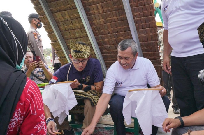 Menteri Pariwisata Ekonomi Kreatif Sandiaga Uno bersama Gubernur Riau Syamsuar ketika berkunjung ke Desa Wisata Dayun, Sabtu (20/8/2022) lalu