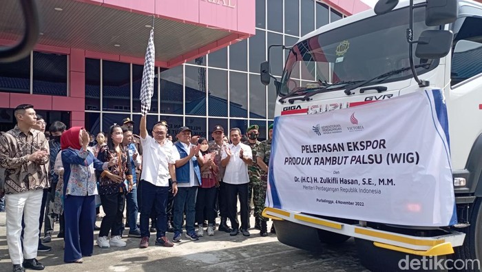 Menteri Perdagangan (Mendag) Zulkifli Hasan saat mengunjungi pabrik rambut palsu PT Victoria Beauty Industrial di Purbalingga, Jumat (4/11/2022).