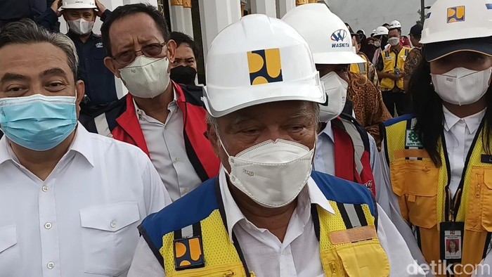Menteri PUPR Basuki Hadimuljono, meninjau progres pembangunan Masjid Raya Sheikh Zayed Al-Nahyan, Banjarsari, Solo, Jumat (4/11/2022).