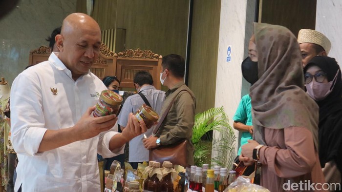 Menteri Teten Masduki meninjau hasil produksi BUMDes di Kabupaten Kudus, Jumat (4/11/2022).
