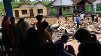 Banjir yang terjadi akibat luapan sungai Iyas pada Kamis (3/11) malam itu mengakibatkan 61 rumah warga rusak berat tersapu banjir.  