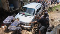 Selain itu tiga mobil dan 17 hewan ternak hanyut.  