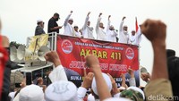 Pantauan detikcom di lokasi, Jumat (4/11/2022), terlihat kedua menantu Habib Rizieq ini berdiri di atas mobil komando.