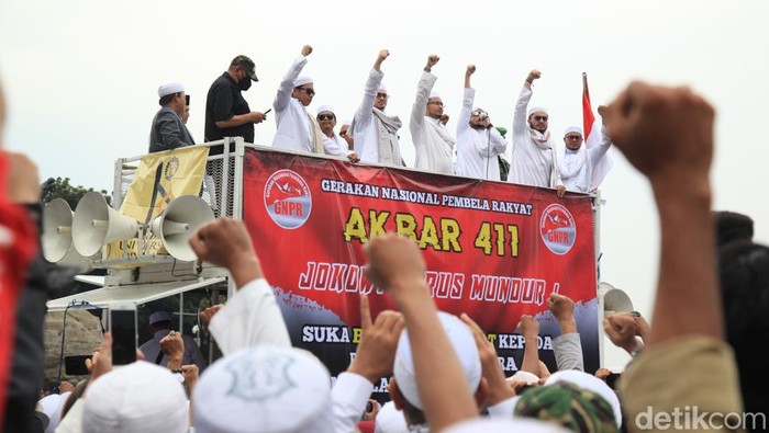 Momen Dua Menantu Habib Rizieq Orasi di Aksi 411 Dua menantu Habib Rizieq Shihab (HRS), Habib Muhammad bin Husein Alatas dan M Hanif Alatas ikut melakukan orasi di kawasan Patung Kuda, Jakarta.