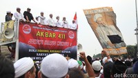 Keduanya mengenakan peci dan pakaian serba putih.