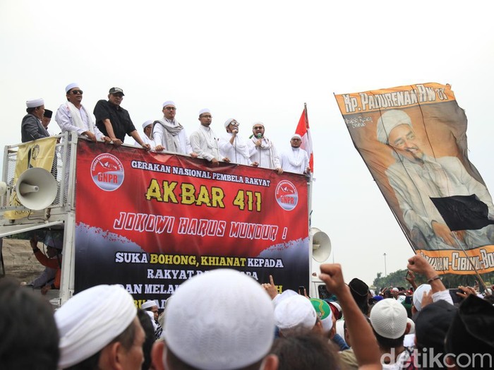 Dua menantu Habib Rizieq Shihab (HRS), Habib Muhammad bin Husein Alatas dan M Hanif Alatas ikut melakukan orasi di kawasan Patung Kuda, Jakarta.