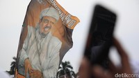 Bendera raksasa bergambar Habib Rizieq juga berkibar diantara massa aksi.