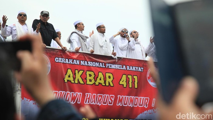 Momen Dua Menantu Habib Rizieq Orasi di Aksi 411 Dua menantu Habib Rizieq Shihab (HRS), Habib Muhammad bin Husein Alatas dan M Hanif Alatas ikut melakukan orasi di kawasan Patung Kuda, Jakarta.