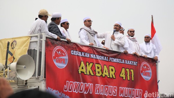 Momen Dua Menantu Habib Rizieq Orasi di Aksi 411