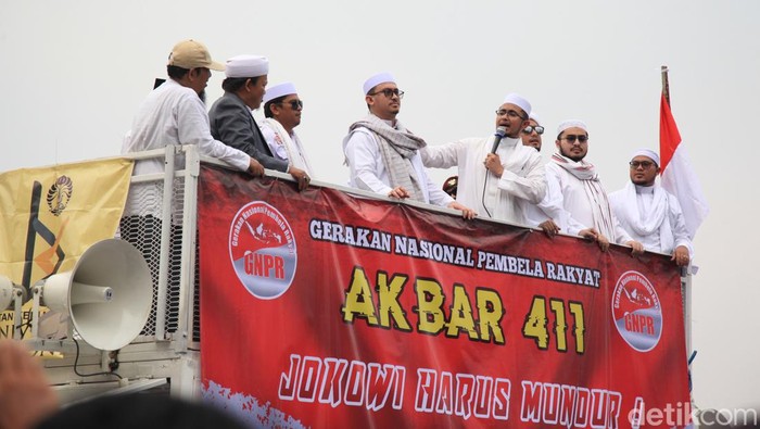 Momen Dua Menantu Habib Rizieq Orasi di Aksi 411 Dua menantu Habib Rizieq Shihab (HRS), Habib Muhammad bin Husein Alatas dan M Hanif Alatas ikut melakukan orasi di kawasan Patung Kuda, Jakarta.