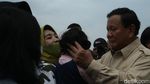 Momen Prabowo Cium Kening Anak Kecil di Indo Aerospace