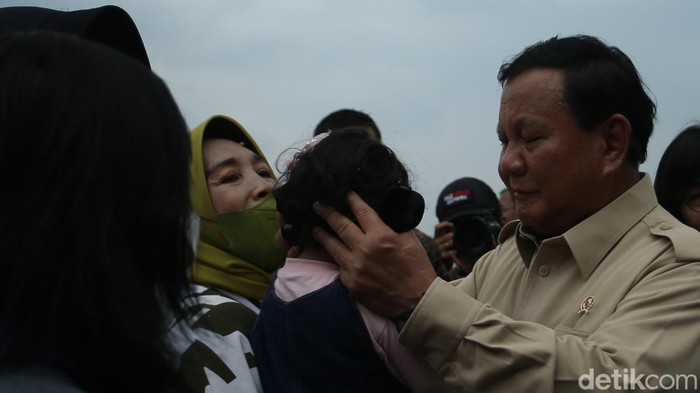 Momen Prabowo Cium Kening Anak Kecil di Indo Aerospace Menhan Prabowo Subianto terlihat mencium kening seorang anak di pameran industri pertahanan Indo Aerospace Expo & Forum 2022. Ini foto-fotonya.