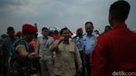 Momen Prabowo Cium Kening Anak Kecil di Indo Aerospace