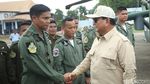 Momen Prabowo Cium Kening Anak Kecil di Indo Aerospace