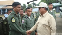 Usai melihat atraksi pesawat Menhan Prabowo lantas mendatangi para pilot Jupiter Aerobatik Prabowo didampingi Kepala Staf TNI AU Marsekal TNI Fadjar Prasetyo.