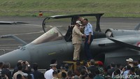 Prabowo juga sempat menaiki pesawat Jet tempur Dessault Rafale yang juga menunjukkan kebolehannya di langit Jakarta.