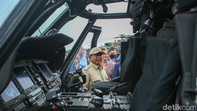 Menhan Prabowo Subianto terlihat mencium kening seorang anak di pameran industri pertahanan Indo Aerospace Expo & Forum 2022. Ini foto-fotonya.
