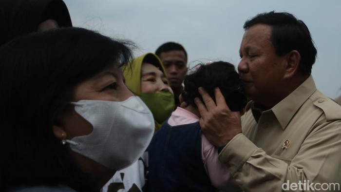 Momen Prabowo Cium Kening Anak Kecil di Indo Aerospace Menhan Prabowo Subianto terlihat mencium kening seorang anak di pameran industri pertahanan Indo Aerospace Expo & Forum 2022. Ini foto-fotonya.