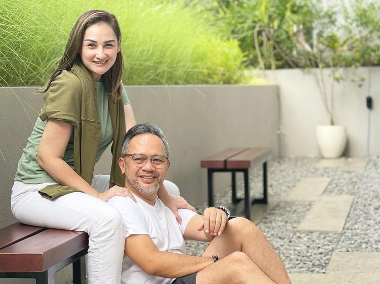 Jeroan Rumah Baru Mona Ratuliu dan Indra Brasco yang Mewah Bak Vila di Bali