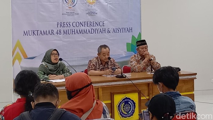 Rektor UMS Prof Dr Sofyan Anif (paling kanan), Sekertaris PP Muhamadiyah, Prof. dr. Abdul Muti, saat konfrensi pers di Auditorium UMS Solo, Jumat (4/11/2022).