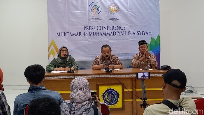 Prof. dr. Abdul Muti (tengah) saat konferensi pers di Auditorium UMS Solo, Jumat (4/11/2022).
