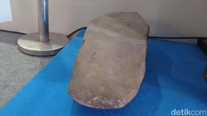 Museum Sri Baduga memamerkan replikasi Prasasti Mandiwunga atau Cisaga dan Kawali. Replika prasasti ini masuk dalam koleksi benda klasifikasi arkeologi.
