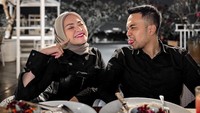 Apalagi Fariz memperlakukan Nathalie dengan sangat baik. Ia rela menuangkan air putih ke gelas agar Nathalie mudah meminumnya. Foto: YouTube dan Instagram