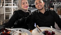 Mereka pun tampak kompak dengan mengenakan pakaian serba hitam. Momen makan malam mereka pun berlangsung romantis dengan menu favorit mereka. Foto: YouTube dan Instagram