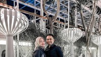 Rupanya Fariz dan Nathalie Holscher sama-sama menyukai hidangan beefsteak. Fariz pun memesankan menu rib eye untuk Nathalie. Foto: YouTube dan Instagram