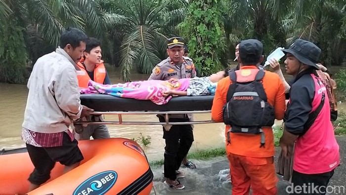 Pasien di Aceh Tamiang dievakuasi ke rumah sakit pakai parahu karet.