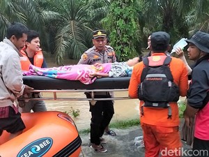 Terjebak Banjir, Pasien Kritis di Aceh Tamiang Dievakuasi ke RS Pakai Perahu Karet