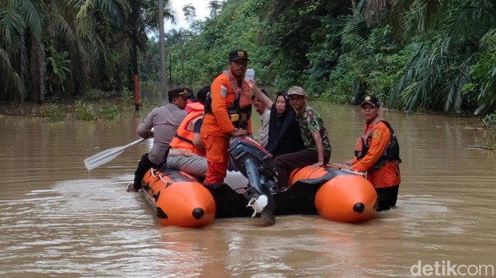 Pasien di Aceh Tamiang dievakuasi ke rumah sakit pakai parahu karet.