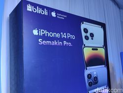 Momen CEO Blibli Layani Pembeli Pertama iPhone 14 di Indonesia