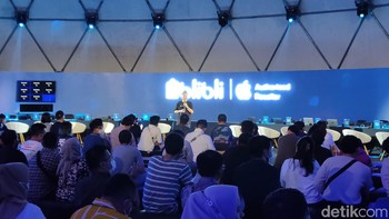 Suasana di dalam area Midnight Lounge di mana pembeli iPhone 14 yang sudah mendapatkan nomor antrean menunggu gilirannya untuk dipanggil.Foto: Virgina Maulita Putri/detikINET