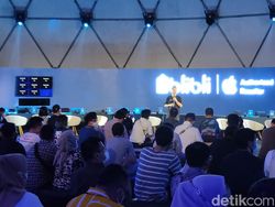Momen CEO Blibli Layani Pembeli Pertama iPhone 14 di Indonesia