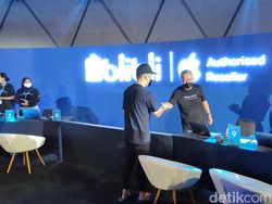 Momen CEO Blibli Layani Pembeli Pertama iPhone 14 di Indonesia