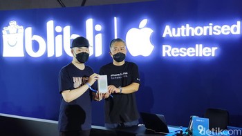 Sosok yang beruntung menjadi pembeli iPhone 14 pertama di event Blibli Midnight Lounge adalah Nanditama. Ia mengaku sudah mengantre sejak pukul 19.30 WIB. Foto: Virgina Maulita Putri/detikINET