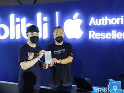 Momen CEO Blibli Layani Pembeli Pertama iPhone 14 di Indonesia
