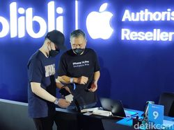 Momen CEO Blibli Layani Pembeli Pertama iPhone 14 di Indonesia