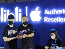 Momen CEO Blibli Layani Pembeli Pertama iPhone 14 di Indonesia