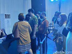 Momen CEO Blibli Layani Pembeli Pertama iPhone 14 di Indonesia