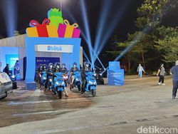 Momen CEO Blibli Layani Pembeli Pertama iPhone 14 di Indonesia