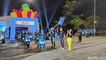 Sejumlah petinggi Blibli turut melepas kurir Blibli Express Service yang bertugas mengantarkan iPhone 14 ke pelanggan. Foto: Virgina Maulita Putri/detikINET