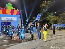 Momen CEO Blibli Layani Pembeli Pertama iPhone 14 di Indonesia