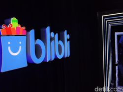 Momen CEO Blibli Layani Pembeli Pertama iPhone 14 di Indonesia