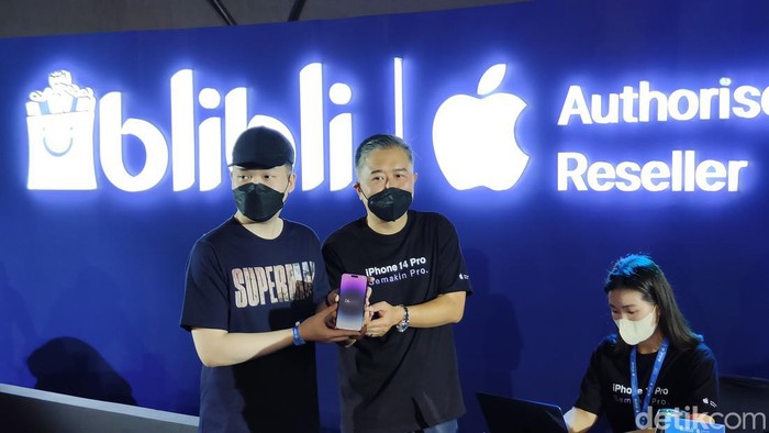 Pembeli iPhone 14 pertama di acara Midnight Lounge Blibli bersama CEO dan co-founder Blibli Kusumo Martanto