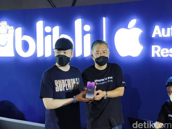 Momen CEO Blibli Layani Pembeli Pertama iPhone 14 di Indonesia